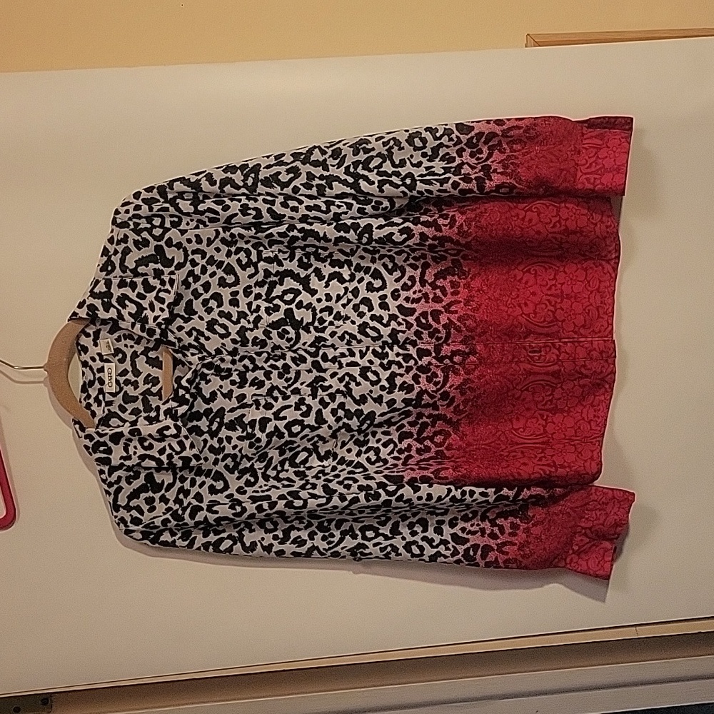 495 EUC Cato 2 Tone Blouse